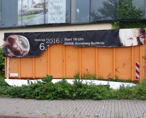 Aufgeschlitztes Großflächenplakat vor der Möbelgalerie Jens und Dorothea Tuffner in Chemnitz. Foto: A.R.